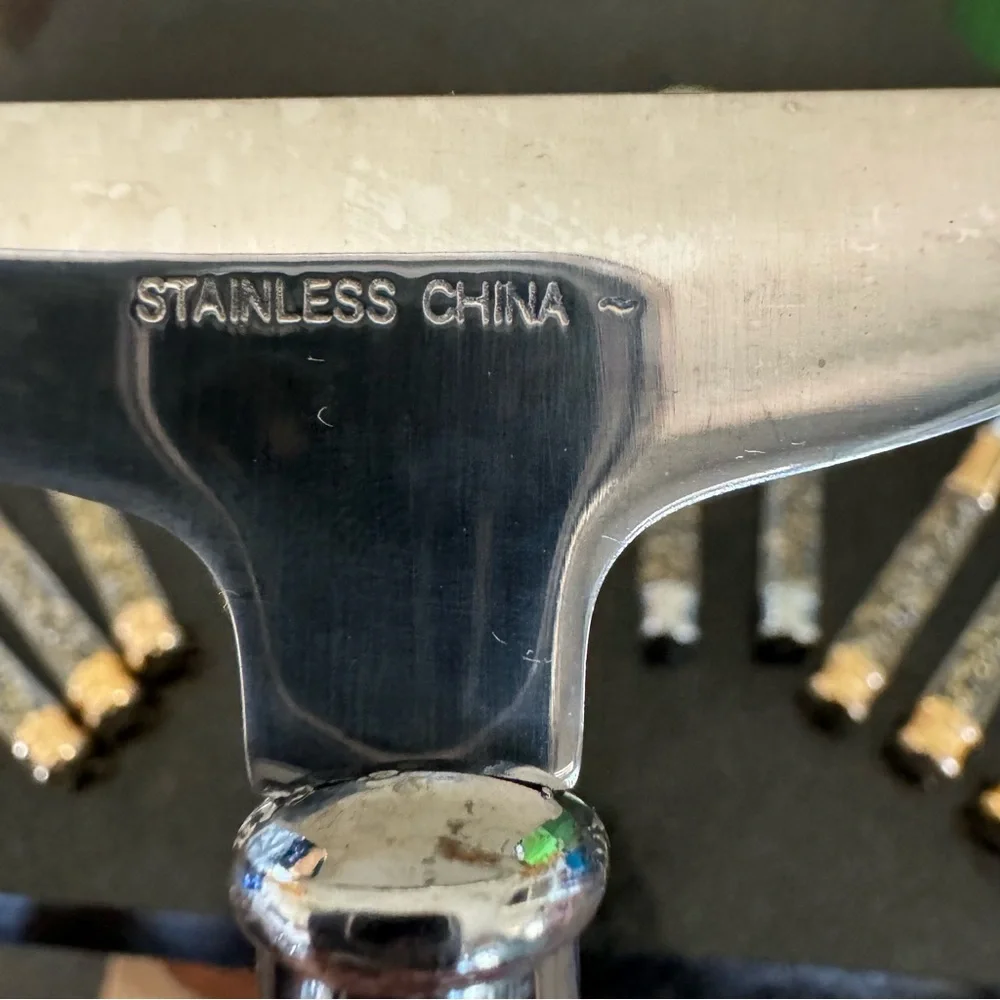 Unbranded cheese knives
